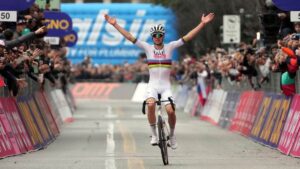 Tadej Pogacar vuelve a atacar, gana la sexta etapa y recupera el liderato de la general en el Critérium del Dauphiné