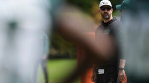 Nick Sirianni renueva con los Eagles un año después de casi ser suplantado por Bill Belichick