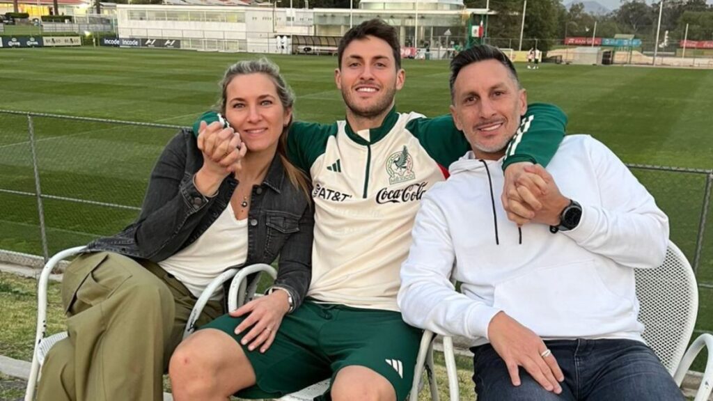 Santi Gimenez protagoniza el homenaje más emotivo del Milan en el Día de la Madre