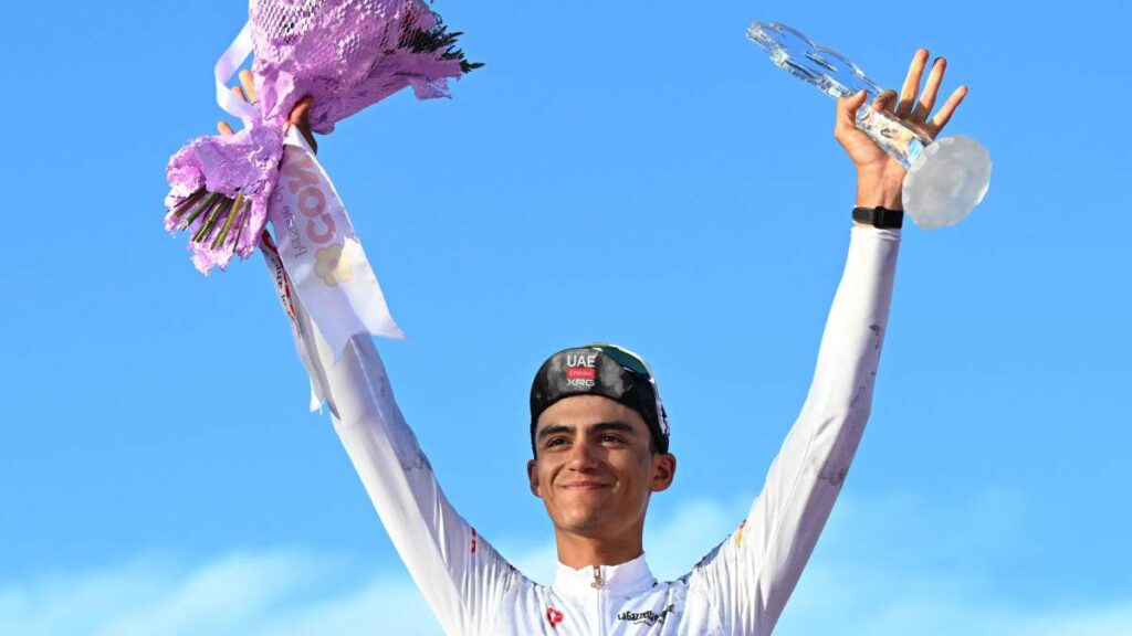 Isaac del Toro hace historia la quedar en el segundo lugar del Giro de Italia, solo detrás del campeón Simon Yates